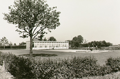 13390 R.K.-kleuterschool De Kwebbelhoek, Molenberg 52, met spelende kinderen, 1960 - 1970