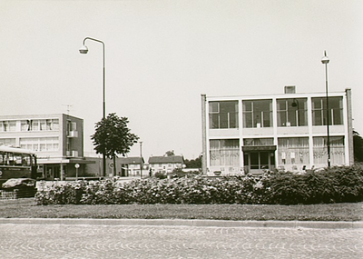 13394 Markt, met v.r.n.l. gemeenschapshuis De Kei en het winkelcentrum, 15-07-1971