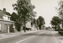 13461 Berg, met links de bakkerij van Frans van de Ven, 1965 - 1970