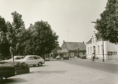 14005 Jan Smuldersstraat, met links het gemeentehuis op nr 22, 1965 - 1975