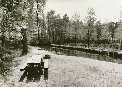 14100 't Schut: picknickplaats langs de Beekloop, 08-05-1968