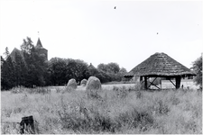 14113 Agrarisch landschap: hooimijt en korenschoven op akkerland, met links de Petrus Banden kerk, 18-06-1964