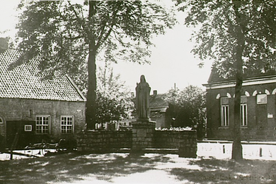 14194 Heilig Hartplein, met H.Hartbeeld en links de smederij van Driek van Hooff, 1960