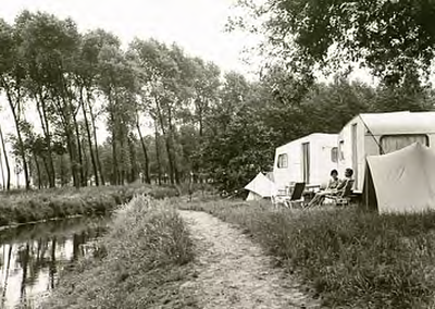 14251 Camperen op camping De Volmolen, langs de Dommel, 20-06-1966
