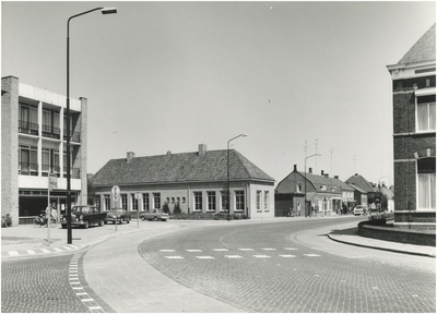 14273 Dorpstraat, in het midden de Openbare School, 11-06-1969