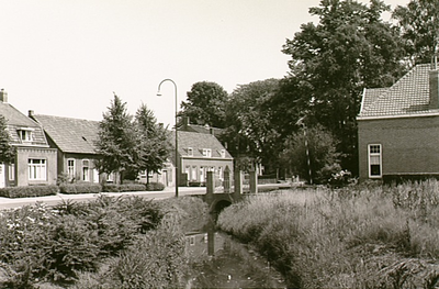 14301 Dorpstraat in de richting van de Provincialeweg, op de voorgrond de Gender, 1960