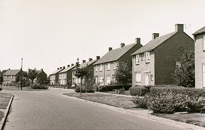14308 Meester Rijkenstraat, gezien in de richting van de 'Kromstraat', 1960