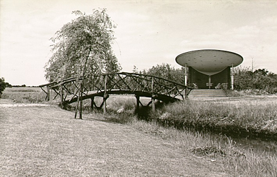 14309 Kiosk met toegangsbrugje over de Gender, Dorpstaat, 23-06-1958