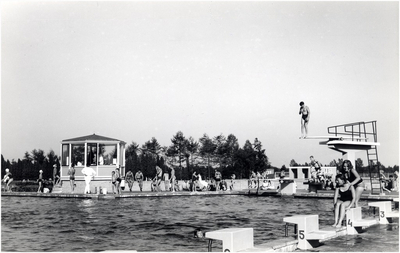 14323 Zwemmen in zwembad 't Witven, Runstraat nr 40, 08-09-1964