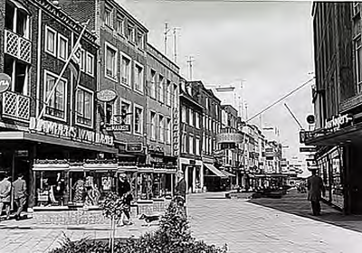 19913 De Demer gezien vanaf de kruising met de 'Vrijstraat'en de 'Marktstraat', 20-09-1968