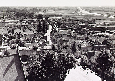 20802 Panoprama van de Markt en de Rijkesluisstraat gezien vanaf de toren van de St.Petruskerk, 28-05-1959
