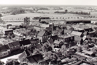 20804 Panorama van de Koestraat gezien vanaf de toren van de St.Petruskerk: met in het midden het Hof van Solms , 28-05-1959