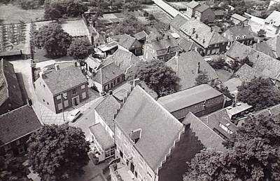 20805 Panorama van de Markt gezien vanaf de toren van de St.Petruskerk: met het oude raadhuis met trapgevel , 16-07-1959