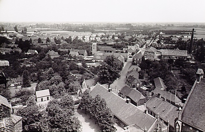 20806 Panorama van de St. Odulphusstraat, overgaand in de Oude Grintweg gezien vanaf de toren van de St.Petruskerk. Op ...