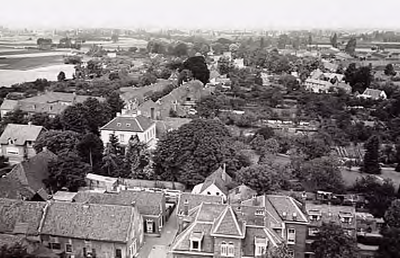 20808 Panorama van de Torenstraat (voorgrond) en de Nieuwstraat, gezien vanaf de toren van de St.Petruskerk, 16-07-1959