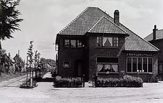 22289 Hulppostkantoor, Gasthuisstraat. Llinks de Lindelaan, 1950 - 1960