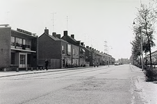 23411 Koningin Julianaweg, met links de boerenleenbank, snackbar en café, 13-05-1966