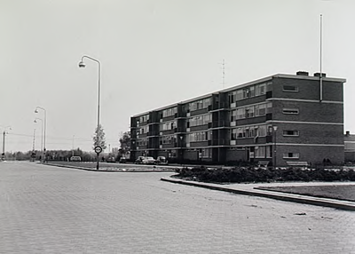 23443 Willem de Zwijgerweg, met rechts Koningin Julianaweg. Links de spoorwegovergang, 13-05-1966