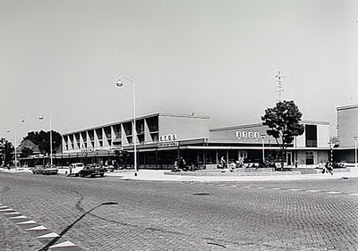 23446 Winkelcentrum met ETOS drogisterij, supermarkt en Jamin, Raadhuisstraat, 1970
