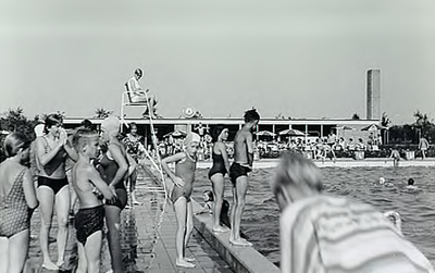 23463 Zwemmen in zwembad De Dolfijn, 18-08-1965