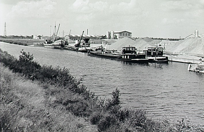 23487 Wilhelminakanaal met loskade van de Internationale Bouw Compagnie (IBC), 01-1962