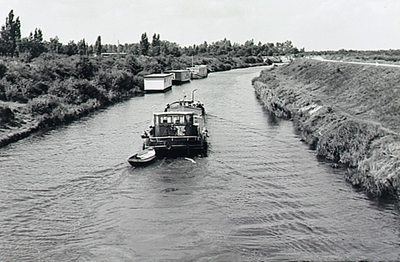 23488 Het varen van een binnenvaartschip op het Wilhelminakanaal ter hoogte van Wilhelminadorp, 01-1962