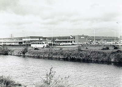 23489 Wilhelminakanaal met op de achtergrond een fabriekscomplex, 20-09-1967