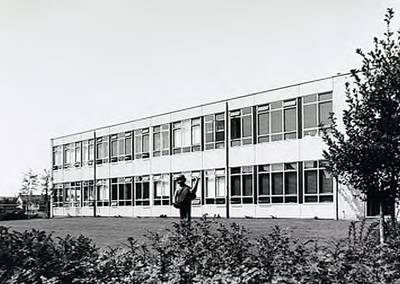 23499 H. Lidwinaschool, Mgr. Zwijsenstraat 85. Op de voorgrond de beeldengroep kind en zwaan, 1965 - 1975