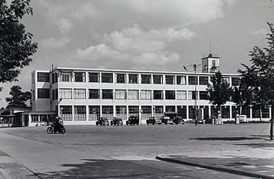 23510 BATA fabriek aan de Europaplein 1, met benzinepompen, 15-08-1966