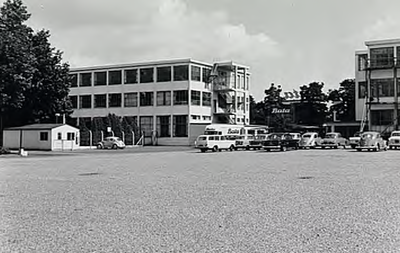 23511 BATA fabriek, Europaplein 1, achterzijde met parkeerplaats, 1961