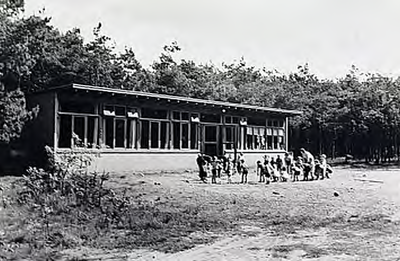 23603 Het spelen van een kringspel voor kamphuis De Schietbaan, 27-05-1964