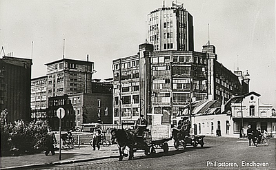 25886 Emmasingel, gezien vanaf de Parallelweg met op de achtergrond de Philips lichttoren, 1945 - 1948