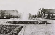 26170 Floraplein, rotonde met plantsoen en fontein gezien in de richting van de Leenderweg, 01-1966