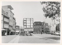 29659 De Markt gezien richting noord-westzijde. Op de achtergrond o.a. Albert Heijn en hotel De Bijenkorf, 25-05-1971
