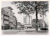 29660 De Markt richting noord-westzijde. Op de achtergrond o.a. Albert Heijn en hotel De Bijenkorf, 25-05-1971