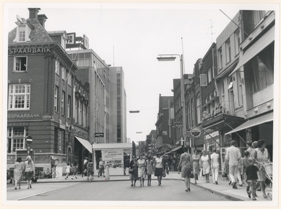 29804 Marktstraat met links de Bondsspaarbank en De Gruijter en op de achtergrond de V&D, 31-07-1967