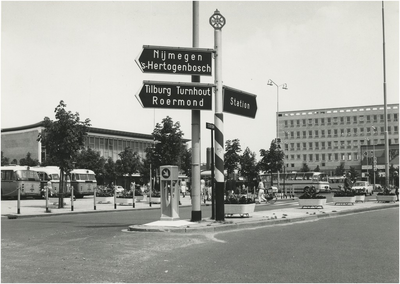 67326 Wegwijzers Stationsplein, 06-07-1966