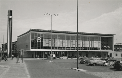 67446 Station, Stationsplein, met op voorgrond parkeerplaats, 1966