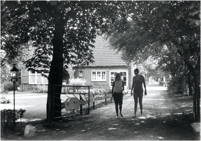 128838 Flanerende dames bij de ingang van Camping Eindhoven, 25-08-1970