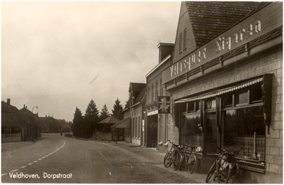 129276 Dorpstraat, rechts de kapperszaak/sigarenwinkel van Nol Somers met een Velasques Sigaren reclamebord, 1941