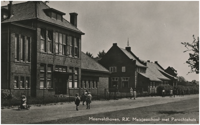 130390 Rooms Katholieke meisjesschool met Parochiehuis aan de Casparlaan, 1930 - 1940