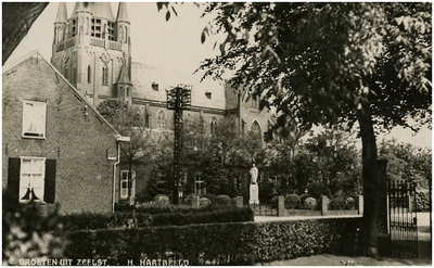 130429 Heilig Hartbeeld bij de R.K. kerk H. Willibrordus, hoek Heuvel/Binnenweg, 1950 - 1960