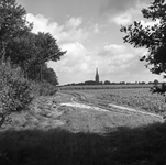 135392 Agrarische omgeving: landbouwgronden, Op de achtergrond de kerktoren, 1958