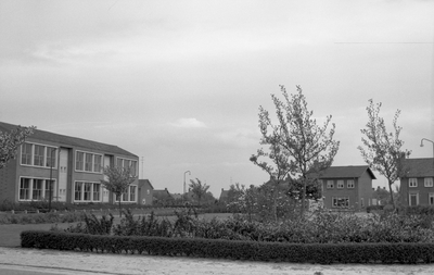135418 Marijkeplein, links de St. Petrusschool, 1960 - 1970