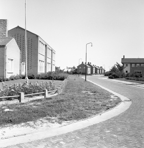 135457 Marijkeplein, met links de gymzaal op nr. 3, 08-08-1963