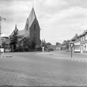 135551 Jan Deckersstraat, met links de Martinuskerk, 1950 - 1970