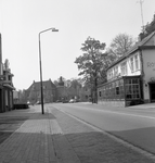 135582 Kapelstraat, met rechts Rotisserie De Kempen en op de achtergrond het gemeentehuis, 16-05-1967