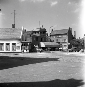 135670 Markt, met restaurant de potdeksel en Peelpoort, 1965