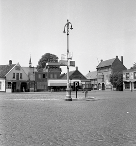 135675 Markt, met restaurant De Potdeksel en Peelpoort. Rechts bioskoop Vink, 1965