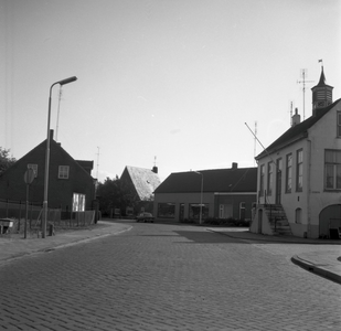 135901 Dorpsstraat 134, met rechts op de hoek van de Kerkstraat het oude gemeentehuis, 1960 - 1980